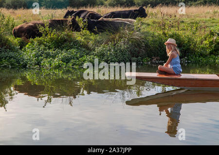 Une jolie fille est assise sur la proue d'un punt sur la rivière Cherwell à Oxford, Oxfordshire Banque D'Images