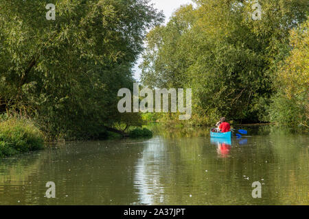 Un couple canoë sur la rivière Cherwell à Oxford, Oxfordshire Banque D'Images
