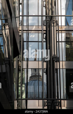 Une réflexion de St Paul's l'Cathedralin windows moderne de 1 Nouveau changement, Cheapside dans la ville de Londres Banque D'Images