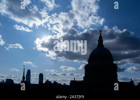 La Cathédrale St Paul et la ville de Londres Banque D'Images