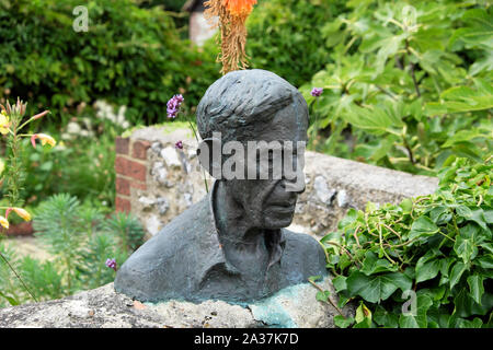 Sculpture buste de Leonard Woolf Monks House home de Virginia Woolf à Rodmell dans l'East Sussex England UK Banque D'Images