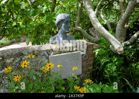 Virginia Woolf sculpture dans le jardin avec des fleurs de rudbeckia jaune poussant à sa maison Monks House à Rodmell dans l'est du Sussex Angleterre Royaume-Uni Banque D'Images