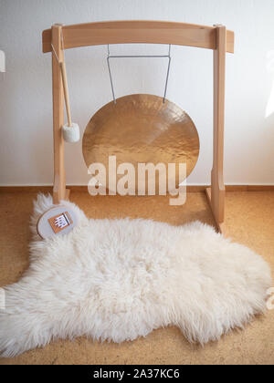 Golden gong instrument solide avec une peau de mouton et sansula Banque D'Images