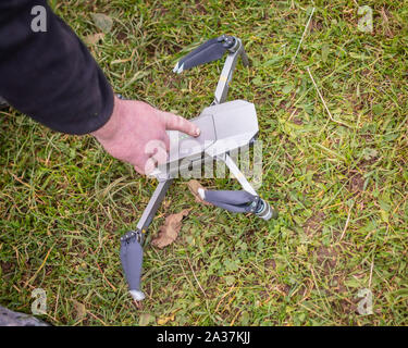 Contrôler le niveau de batterie sur DJI Mavic Pro Platinum Drone sur l'herbe Banque D'Images