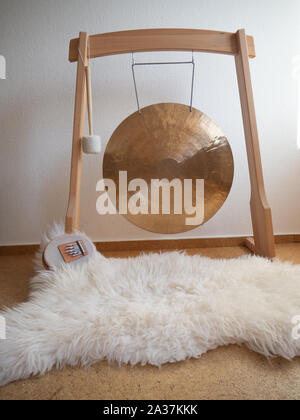 Golden gong instrument solide avec une peau de mouton et sansula Banque D'Images