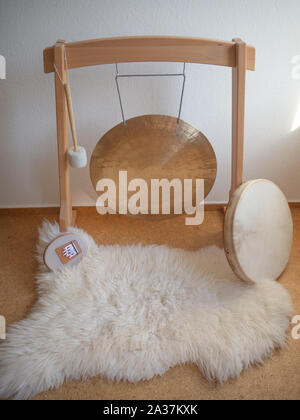 Thérapie sonore créé avec gong, tambour chamanique et sansula sur une peau de mouton Banque D'Images