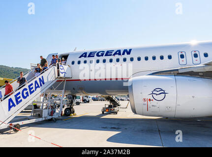 Les passagers quittant un Aegean Airlines avion à l'aéroport de Diagoras de Rhodes, Grèce Banque D'Images