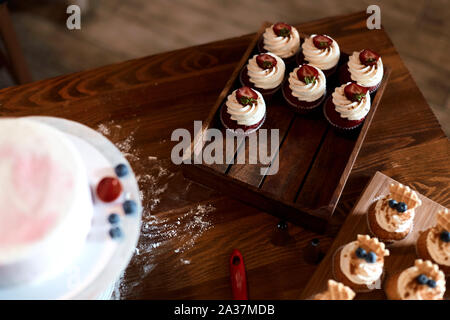 Chef cooking muffins pour mariage. close up haut angle view Banque D'Images