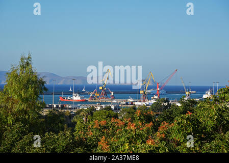 Vue panoramique sur le port d'Héraklion, avec des navires achored et grues visible ainsi qu'un ferry à grande vitesse entrant dans le port. Banque D'Images
