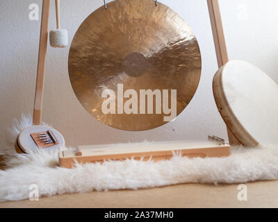 Thérapie sonore créé avec gong, tambour chamanique et sansula sur une peau de mouton Banque D'Images