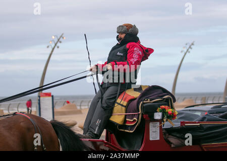 Blackpool, Lancashire, Royaume-Uni. 6 octobre, 2019. Rhume et venteux sur la promenade du front de mer en tant que touristes bravent les conditions pour une marche rapide à la station balnéaire. /AlamyLiveNews MediaWorldImages Crédit : Banque D'Images