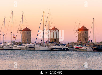 La ville de Rhodes, le port de Mandraki doublure de moulins à vent sur l'île de Rhodes, Dodécanèse, Grèce Banque D'Images
