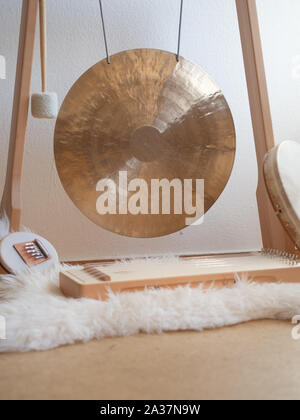 Le son d'un gong et monocorde de cérémonie calmantes et relaxantes Banque D'Images