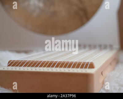 Le son d'un gong et monocorde de cérémonie calmantes et relaxantes Banque D'Images