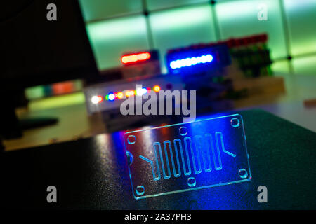 Dispositif microfluidique Instrument qui utilise des micro-quantités de fluide sur une puce de faire certaines analyses de laboratoire. Banque D'Images