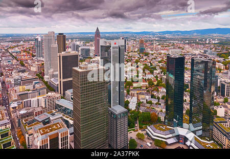 Francfort, Allemagne, le 2 octobre, 2019. Photo : d'en haut sur le quartier des banques avec des gratte-ciel et le Feldberg en arrière-plan sous dram sombre Banque D'Images