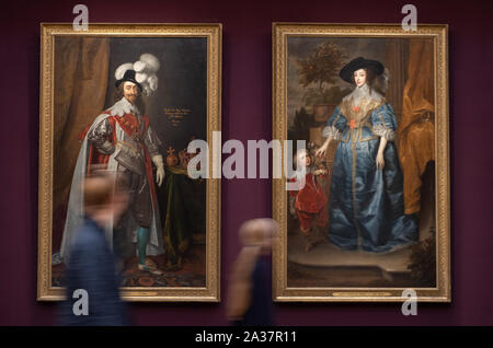 Les peintures à l'huile 'Portrait du Roi Charles I' par Daniel Mytens et 'reine Henrietta Maria avec Jeffrey Hudson' par Anthony Van Dyck accrocher dans la galerie principale récemment rénové au Fitzwilliam Museum à Cambridge avec plâtre ouvragé et jette de la frise du Parthénon, largement considéré comme l'un des plus beaux intérieurs du musée dans le monde. Banque D'Images