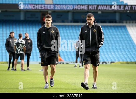 Wolverhampton Wanderers' Ruben Vinagre (à gauche) et Ruben Neves avant le premier match de championnat à l'Etihad Stadium, Manchester. Banque D'Images