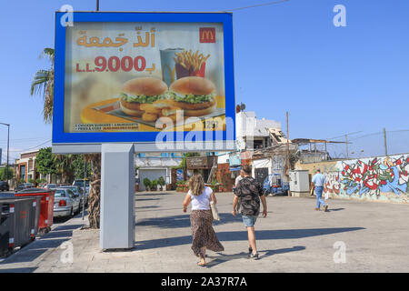 Le 6 octobre 2019, Beyrouth, Liban : les piétons passer devant un comité de la publicité MCDONALD'S au poulet à Beyrouth. (Crédit Image : © Amer Ghazzal/SOPA des images à l'aide de Zuma sur le fil) Banque D'Images