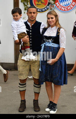 Thiago ALCANTARA (FCB) avec son épouse Julia VIGAS et fils Gabriel en costume bavarois, pantalons de cuir. Dirndl . Football FC Bayern Munich, l'Oktoberfest traditionnelle visite dans la Kaefer Schenke, sur 06.10.2019 dans Muenchen/Allemagne. Dans le monde d'utilisation | Banque D'Images