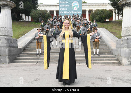 Munich, Allemagne. 06 Oct, 2019. La Munich Kindl, Viktoria Ostler, se dresse en face de pétards devant les marches de la Bavière. L'Oktoberfest se termine ce dimanche. Crédit : Felix Hörhager/dpa/Alamy Live News Banque D'Images