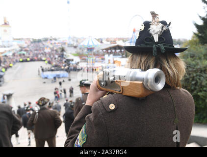 Munich, Allemagne. 06 Oct, 2019. Les pétards se tenir sur les marches de la Bavière. L'Oktoberfest se termine ce dimanche. Crédit : Felix Hörhager/dpa/Alamy Live News Banque D'Images