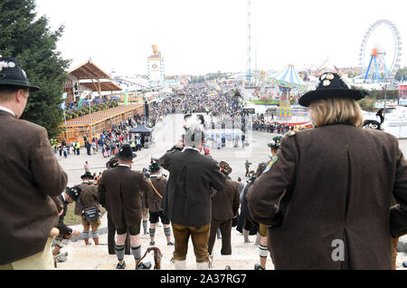 Munich, Allemagne. 06 Oct, 2019. Les pétards se tenir sur les marches de la Bavière. L'Oktoberfest se termine ce dimanche. Crédit : Felix Hörhager/dpa/Alamy Live News Banque D'Images