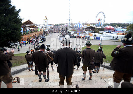 Munich, Allemagne. 06 Oct, 2019. Les pétards se tenir sur les marches de la Bavière. L'Oktoberfest se termine ce dimanche. Crédit : Felix Hörhager/dpa/Alamy Live News Banque D'Images
