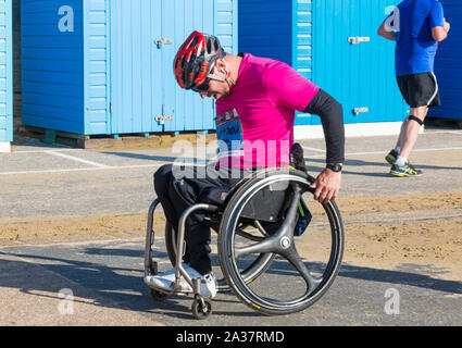 Bournemouth, Dorset, UK. 6 octobre 2019. Les foules affluent à Bournemouth pour la deuxième journée du Festival Marathon de Bournemouth pour encourager et soutenir ceux qui prennent part au marathon et demi-marathon sur A sunny breezy day. Utilisateur de fauteuil roulant à demi-marathon. Credit : Carolyn Jenkins/Alamy Live News Banque D'Images