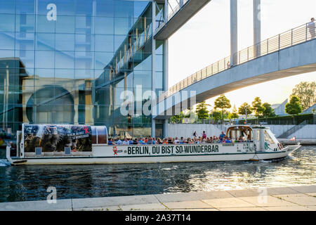 Bateau d'en face du bâtiment Marie-Elisabeth Luders Haus c'est l'un des bâtiments dans le nouveau complexe parlementaire dans le nouveau quartier du gouvernement de Berlin Banque D'Images