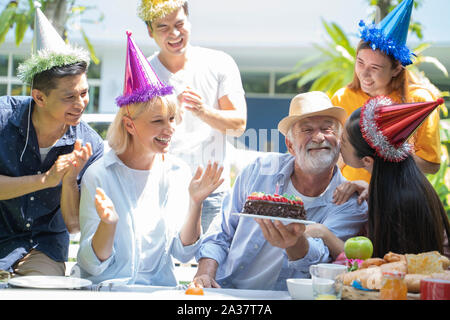 Les membres de la famille de célébrer l'anniversaire de l'aîné. Banque D'Images