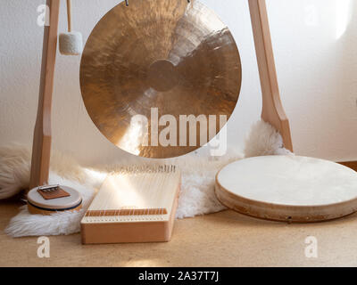 La thérapie de guérison sonore créé avec gong, sansula, tambour chamanique et monocorde Banque D'Images