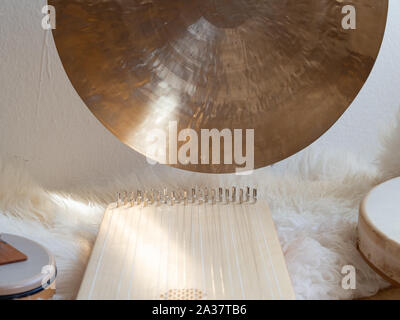 Mis en place avec le son monocorde et gong Banque D'Images