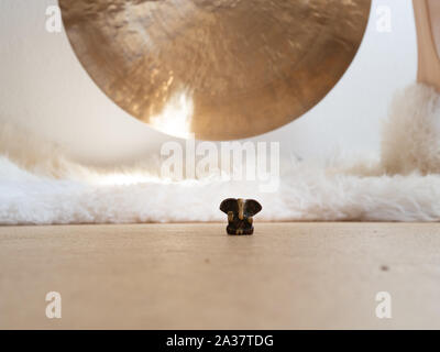 Golden Gong avec Ganesha statue et cérémonie de guérison du son de peau de moutons Banque D'Images