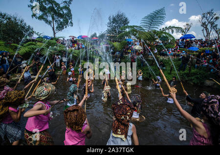 Bandung, Indonésie. 6 octobre, 2019. Les gens de l'eau splash avec pompes de bambou pour célébrer l'eau de source la préservation des traditions à Lembang à Bandung, Java ouest, Indonésie, le 6 octobre 2019. Credit : Septianjar/Xinhua/Alamy Live News Banque D'Images