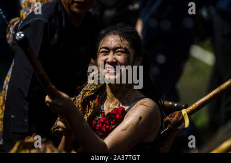 Bandung, Indonésie. 6 octobre, 2019. Une fille éclabousse l'eau avec une pompe en bambou pour célébrer l'eau de source la préservation des traditions à Lembang à Bandung, Java ouest, Indonésie, le 6 octobre 2019. Credit : Septianjar/Xinhua/Alamy Live News Banque D'Images