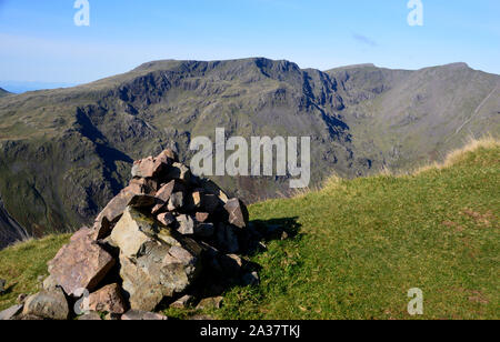 Le rouge, Scoat Wainwrights Pike est tombé et clocher d'un tas de pierres sur Kirk est tombé, Wasdale, Parc National de Lake District, Cumbria, Royaume-Uni. Banque D'Images