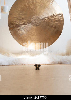 Golden Gong avec Ganesha statue et cérémonie de guérison du son de peau de moutons Banque D'Images