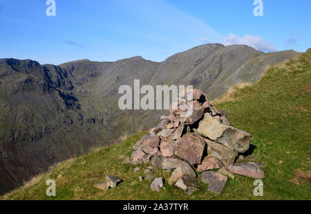 Le rouge, Scoat Wainwrights Pike est tombé, clocher et pilier d'un tas de pierres sur Kirk est tombé, Wasdale, Parc National de Lake District, Cumbria, Royaume-Uni. Banque D'Images