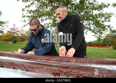 Ronneburg, Allemagne. 06 Oct, 2019. Rolf Allerdissen (l) à partir de 500 l'Institut für Deutschland et Bernd Lehmann, chef de l'association "Nous4Kids', examiner le biscuit 'Kalter Hund'. Les enfants et les employés de l'association a produit le 'biscuit Kalter Hund' de chocolat et biscuits et souhaitez définir un nouveau record du monde avec une longueur totale de 1000 mètres. Un total de 1,5 tonnes de biscuits au chocolat et 131 000 sont traités. Les biscuits sont ensuite vendues au profit d'un projet d'aide. Credit : Bodo Schackow Zentralbild-/dpa/dpa/Alamy Live News Banque D'Images