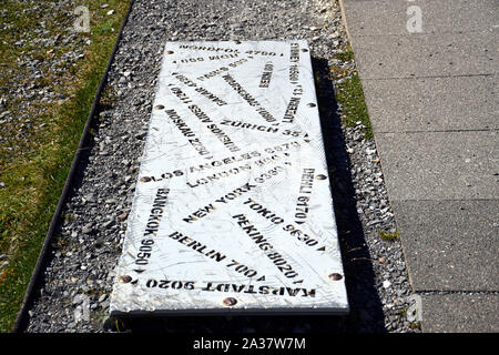 Une plaque de métal sur le sol avec des noms de ville et distances en haut de Rigi Kulm, Mont Rigi en Suisse Banque D'Images