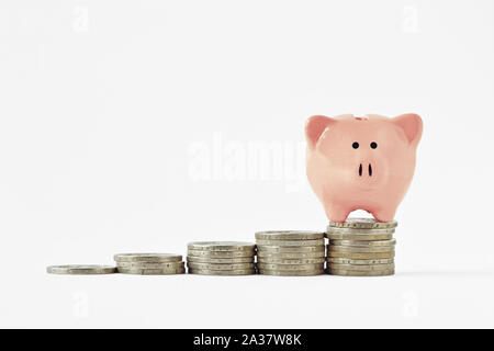 Tirelire sur la collecte des piles de pièces de monnaie - Concept d'économiser de l'argent Banque D'Images