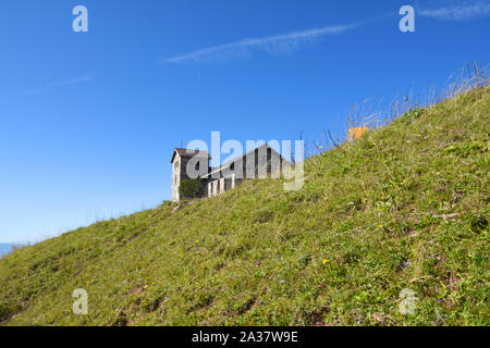 Une petite église en brique faite avec de l'herbe bien verte et ciel bleu en haut de Rigi Kulm, Mont Rigi en Suisse Banque D'Images
