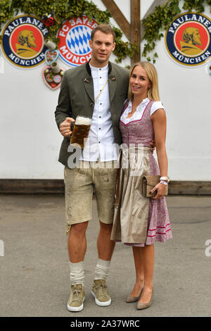 Munich, Allemagne. 06 Oct, 2019. Manuel NEUER (gardien du Bayern de Munich) avec son épouse Nina, avec de la bière en masse en costume bavarois, pantalons de cuir. Dirndl . Football FC Bayern Munich, l'Oktoberfest traditionnelle visite dans la Kaefer Schenke, sur 06.10.2019 dans Muenchen/Allemagne. Utilisation dans le monde entier | Credit : dpa/Alamy Live News Banque D'Images