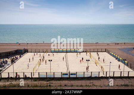 La plage de Brighton et le front sur un après-midi ensoleillé (East Sussex, UK) Banque D'Images