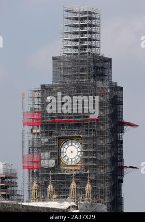 Les aiguilles d'horloge de la tour Elizabeth au Palais de Westminster ont été retirées pour travaux d'entretien et de restauration. La flèche de Big Ben sera dévoilée sous son échafaudage dans un moment clé de la rénovation de la tour. Banque D'Images