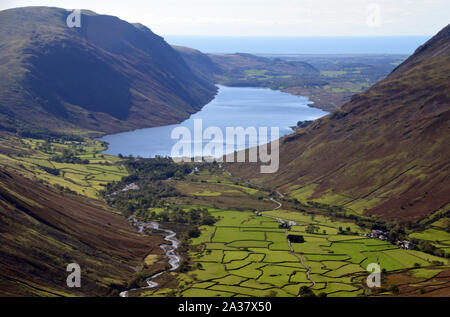 Le Wainwright Illgill Head et Wast Water Lake depuis le chemin Beck Head sur Great Gable à Wasdale, Lake District National Park, Cumbria, Angleterre, Royaume-Uni. Banque D'Images