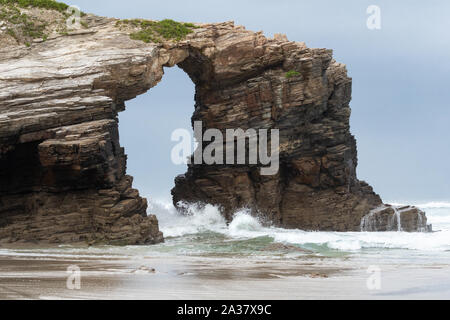 Voûte en pierre naturelle à la plage des Cathédrales - Praia de Augas Santas, Galice, Espagne Banque D'Images
