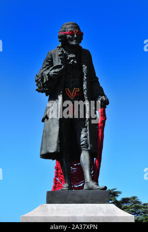 La statue de Voltaire versionned comme un super héros avec des éléments rouges et une jaune et rouge V la boucle de ceinture de sécurité Banque D'Images