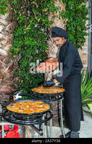 Préparation traditionnelle de paella aux fruits de mer riz, Barcelone, Catalogne, Espagne Banque D'Images